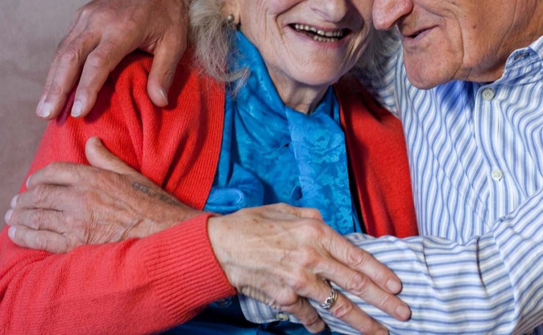 adultos-mayores-abrazados