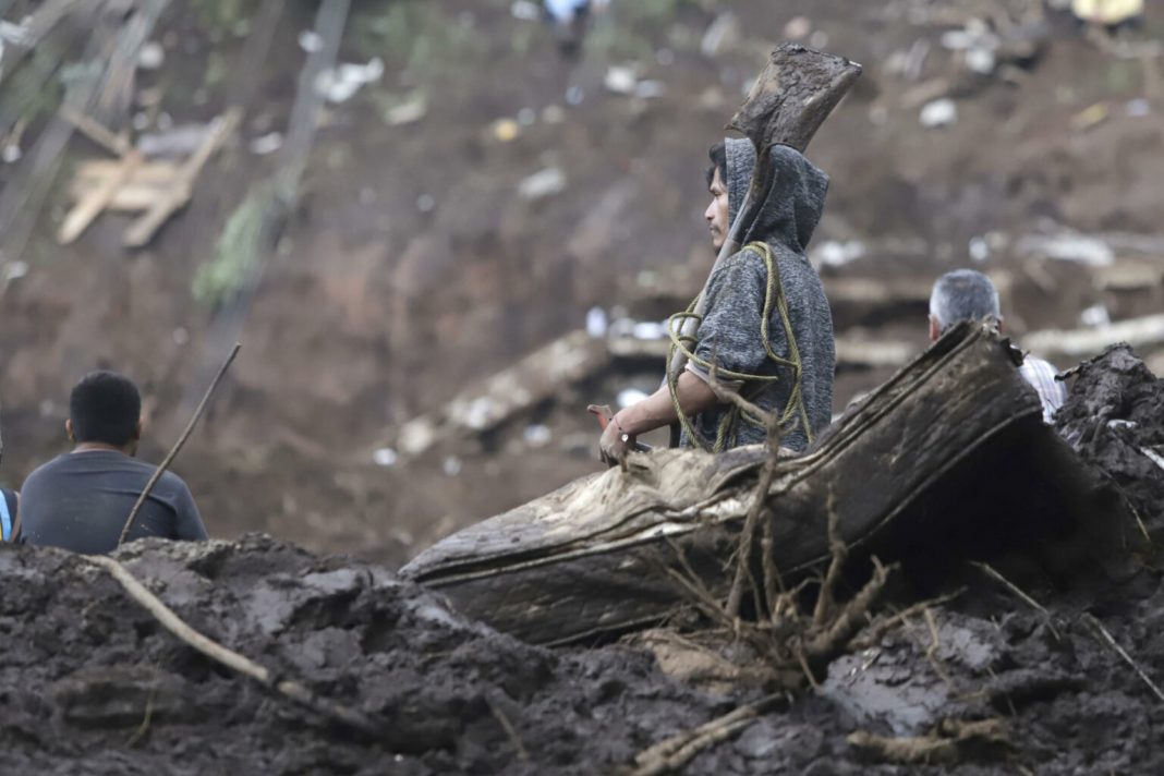 Angustia y destrucción en Huauchinango, un municipio golpeado por las lluvias en México